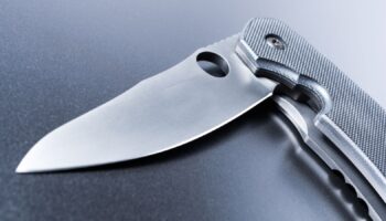 Два подростка, 14 и 15 лет, арестованы за ножевое ранение студента в Бангкоке.