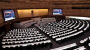 Декрет о займе 'должен пройти'