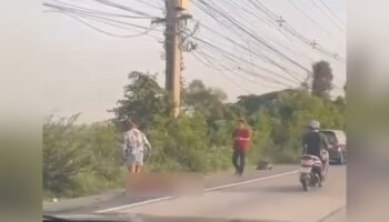 Женщина сбивает партнера на мотоцикле, топчет его