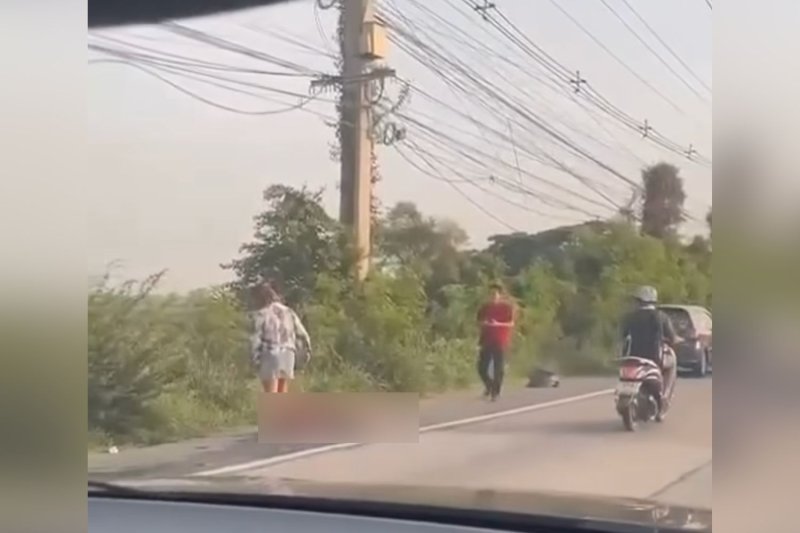 Женщина сбивает партнера на мотоцикле, топчет его