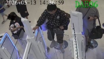 Китайского туриста внесли в черный список после повреждения ворот иммиграции в аэропорту