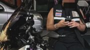 Местные жители Пхукета требуют расследования в отношении иностранной женщины в полицейской форме