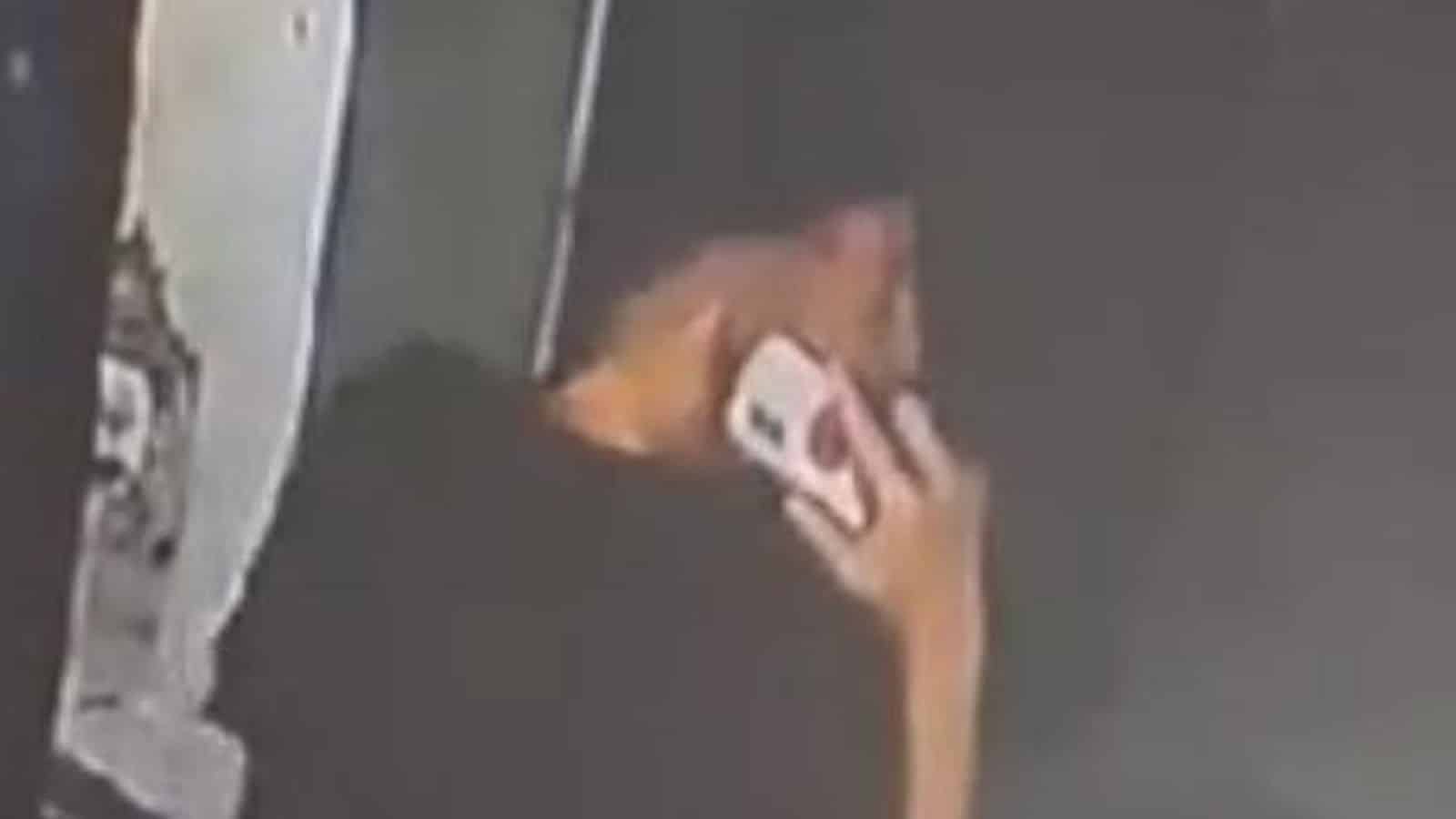 Монгольский мужчина сбегает из кафе Тонглор с iPhone 17