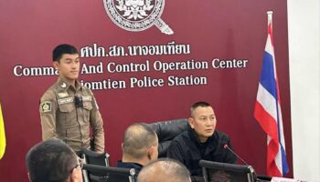 Начальник полиции хвалит сотрудника дорожной полиции На Джомтьен после того, как обычное ДТП выявило крупный склад оружия