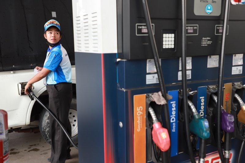 Падение цены на нефть вряд ли поможет тайским водителям