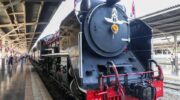 Паровая locomotiv отматывает время, так как Таиланд отмечает День коронации короля историческим путешествием