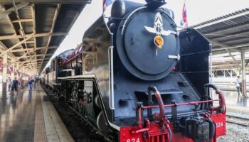 Паровая locomotiv отматывает время, так как Таиланд отмечает День коронации короля историческим путешествием