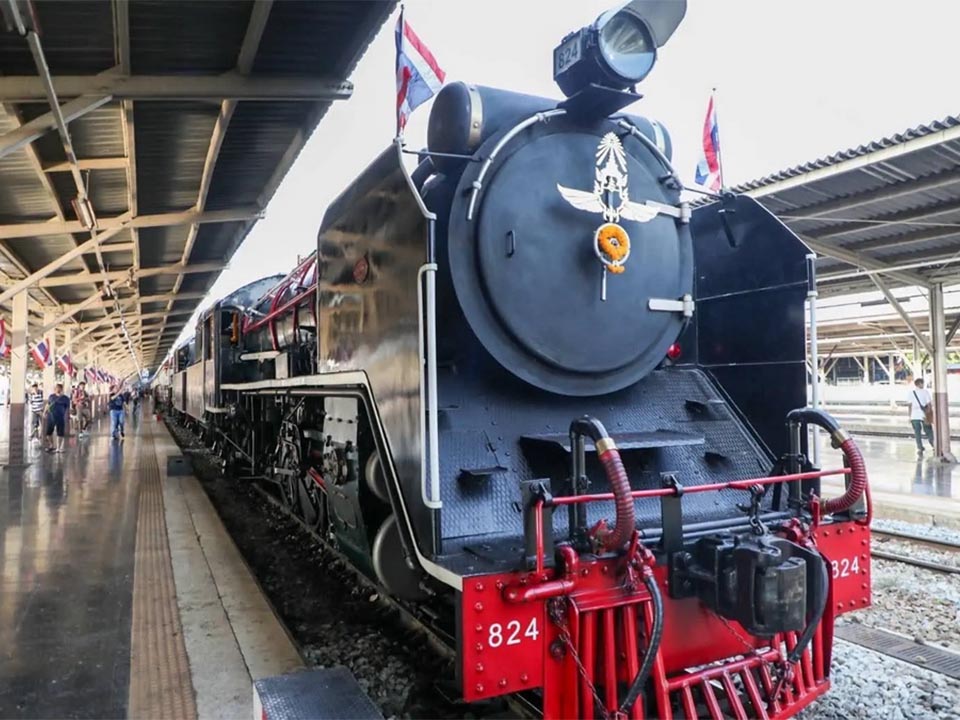 Паровая locomotiv отматывает время, так как Таиланд отмечает День коронации короля историческим путешествием
