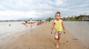 Песчаная дюна Чао Прайя привлекает посетителей чуть north of Bangkok