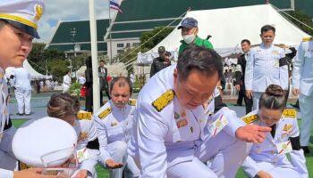 Премьер-министр Таиланда Анутин присоединился к общественности в сборе королевских семян риса на Санам Луанг