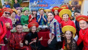 Таиланд усиливает культурно-экономическое движение, поскольку древние артефакты возрастом 3,000 лет переданы в Накхон-Phanom