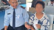 Тайский мальчик получил помощь после того, как его мать оставила его на автобусном терминале в Пхетчабуне
