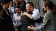 Таксин возвращается домой из тюрьмы с EM-накладкой после освобождения условно-досрочно.