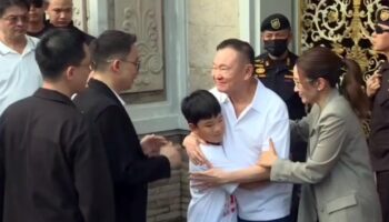 Таксин освобождён под залог, возвращается домой после тюремного срока