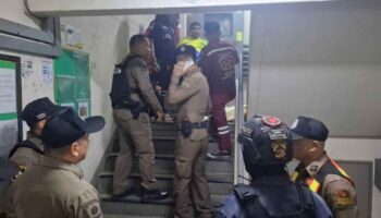 Убивает любовника девушки, скрывается, погибает в автомобильной аварии