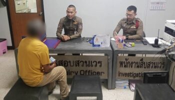 Школа водитель фургона оштрафован на 2000 бат за нарушение правил на железнодорожном переезде