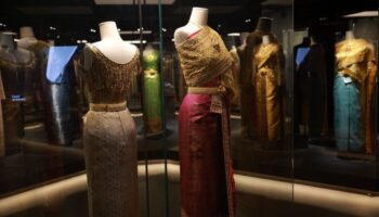 La Mode en Majesté отмечает великолепие королевской тайской одежды в Париже