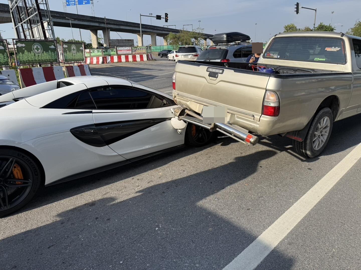 McLaren 570S зажат под грузовиком в аварии в Сай Маи