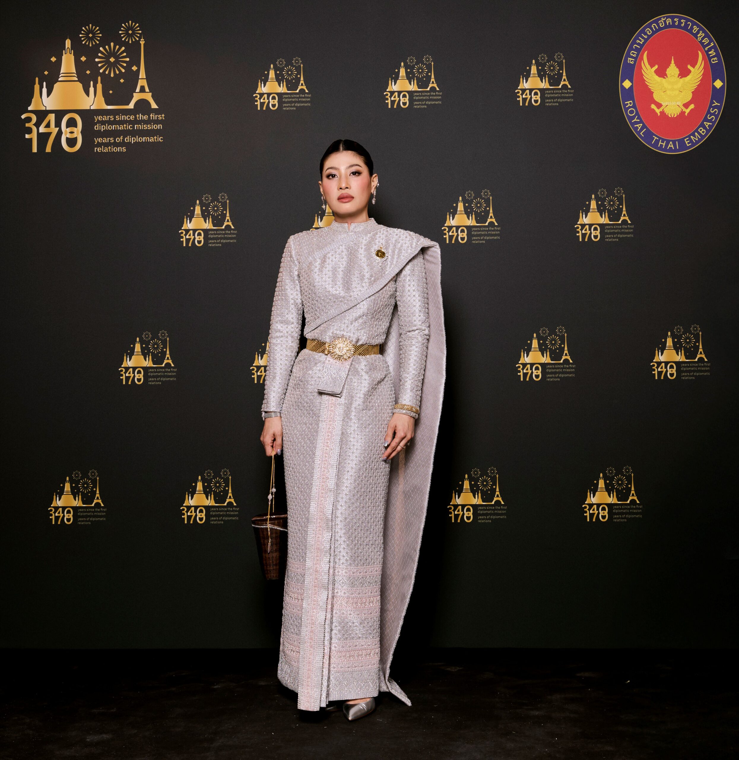 SIRIVANNAVARI отмечает этап в Париже на выставке La Mode en Majesté