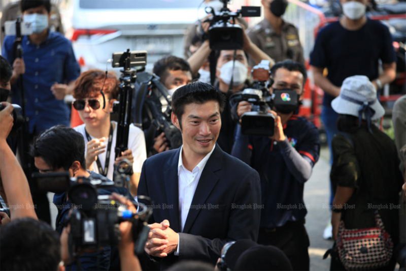 Thanathorn очищен от обвинений в оскорблении монархии из-за комментариев о вакцине
