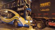 15 человек пострадали, когда автобус врезался в припаркованный грузовик.