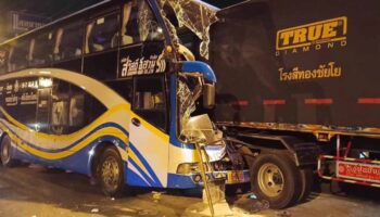 15 человек пострадали, когда автобус врезался в припаркованный грузовик.