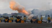 21-канонный салют отмечает 48-й день рождения Ее Величества Королевы