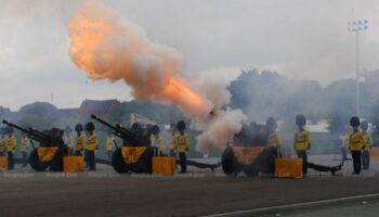 21-канонный салют отмечает 48-й день рождения Ее Величества Королевы