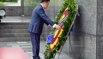 Анутин отдает дань уважения героям Вьетнама в Ханое