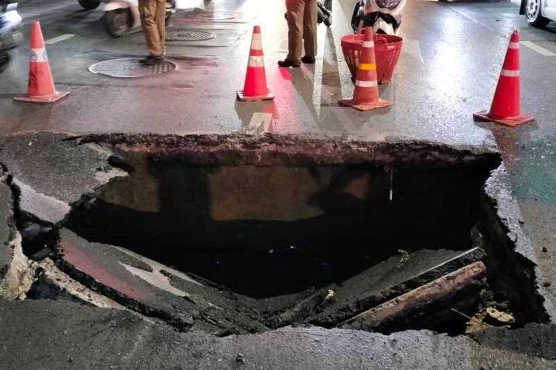 Бангкок, яма закрыта, движение возобновлено