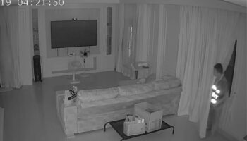 Влюбленный охранник проникает в дом влиятельного блогера
