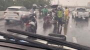 Молния ударяет по мотоциклисту на эстакаде в Бангкоке