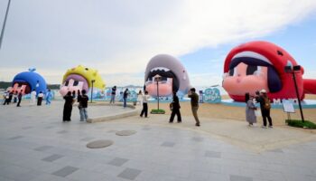 Пляж Паттайя преобразился в художественный игрушечный ориентир с гигантским Crybaby