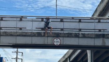 Полиция Патумтхани похвалила за спасение мужчины с моста