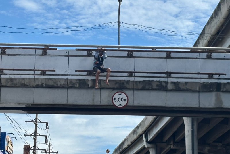 Полиция Патумтхани похвалила за спасение мужчины с моста