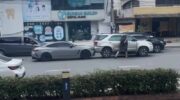Совершенно новый Mercedes проводит соревнование по разрушению на улице Бангкока