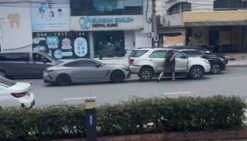 Совершенно новый Mercedes проводит соревнование по разрушению на улице Бангкока