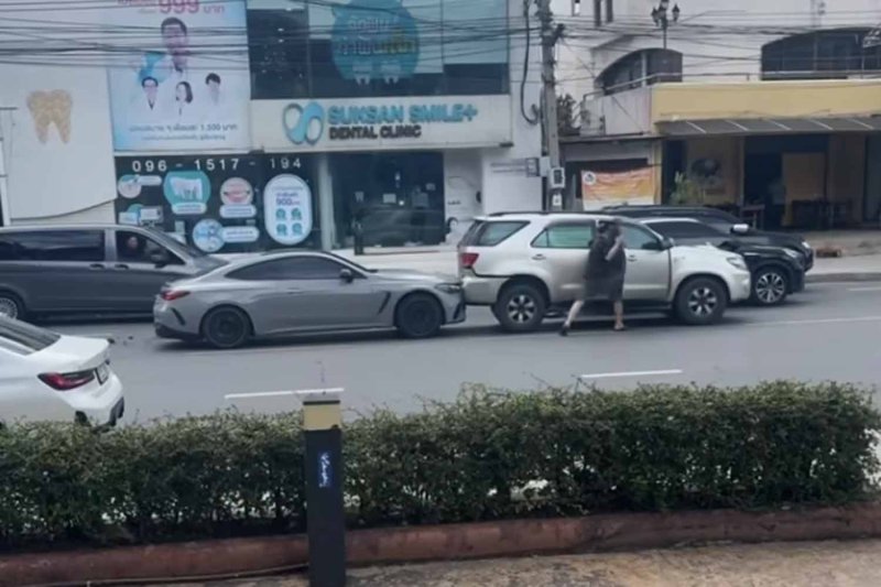 Совершенно новый Mercedes проводит соревнование по разрушению на улице Бангкока