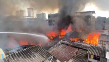 Сообщество Бангкока эвакуировано, пожар разрушил дома