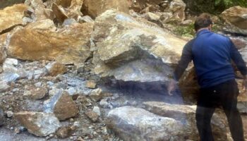 Срыв земли в Мае Хонг Сон блокирует шоссе, автомобили в ловушке