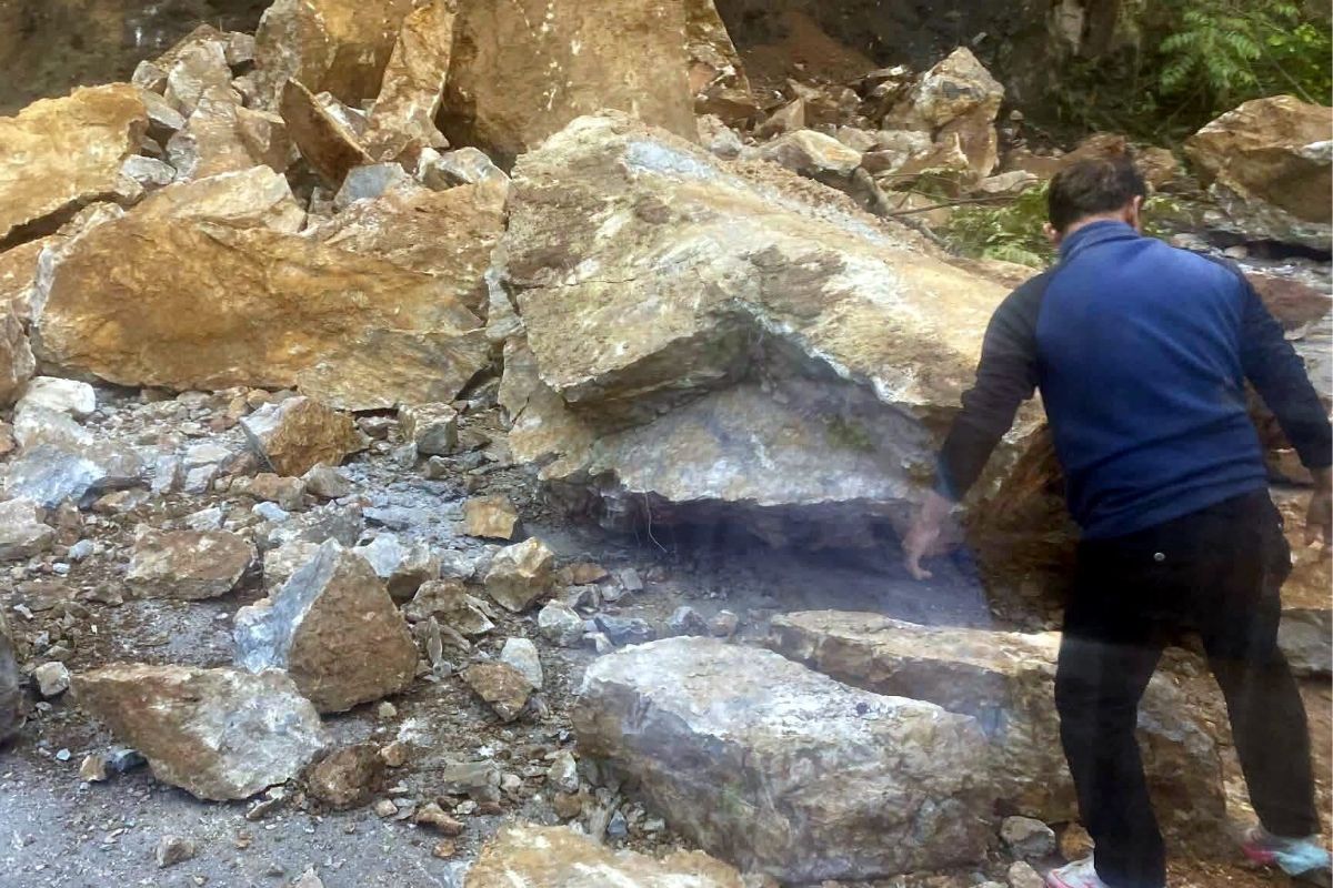 Срыв земли в Мае Хонг Сон блокирует шоссе, автомобили в ловушке
