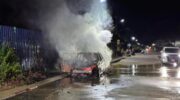 Три дома разрушены в пожаре в Пхичите, электромобиль вспыхнул в огне