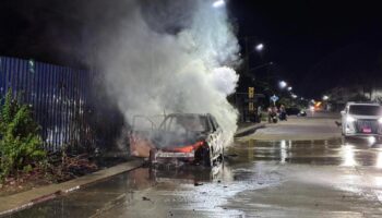 Три дома разрушены в пожаре в Пхичите, электромобиль вспыхнул в огне