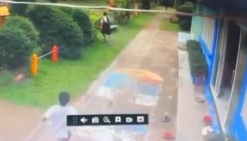 Ученик начальной школы размахивает ножом, гонится за учителем