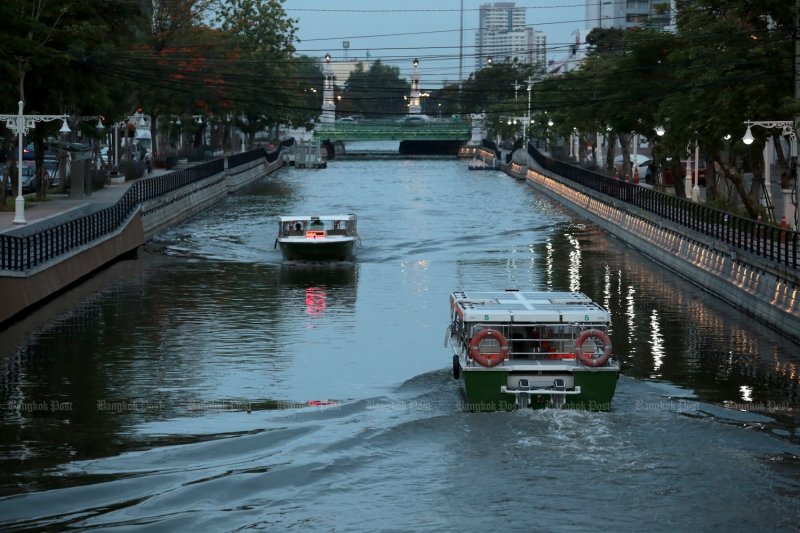 Школьные лодки и водные такси протестированы на каналах Бангкока