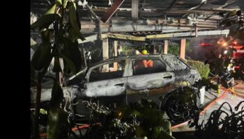 Электромобиль загорелся во время зарядки, дом в огне