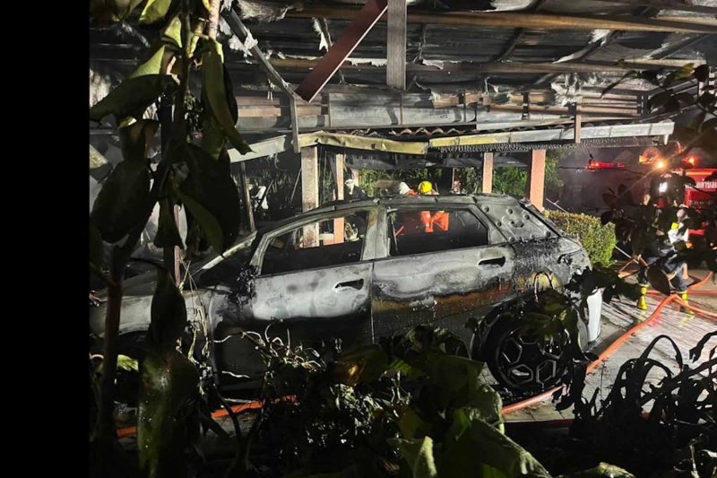 Электромобиль загорелся во время зарядки, дом в огне
