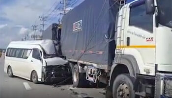 15 пассажиров пострадали, когда фургон врезался в припаркованный грузовик