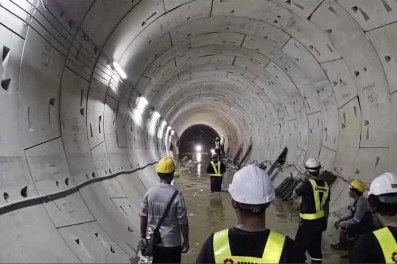 Вода проникает в строящийся туннель метро Бангкока