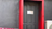Выживший после пожара обвиняет трех охранников в блокировке аварийного выхода